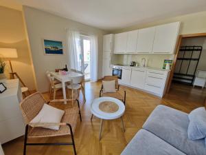 Kuchyň nebo kuchyňský kout v ubytování APARTMENTS JOSIPA