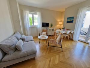 TV a/nebo společenská místnost v ubytování APARTMENTS JOSIPA
