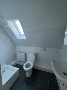 "Live Good, Work Good" Central House by GG Rental Hamburg في Schenefeld: حمام مع مرحاض ومغسلة