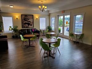 Area soggiorno di Super 8 by Wyndham Duncan
