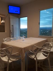 维拉卡洛斯帕兹ALTOS DEL MOLLE en VCP predio con solo 2 cabañas的一间有桌椅和电视的餐厅