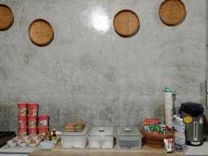 a counter with food and baskets on top of it at ดิน ดาว หนาว หมอก in Khao Kho