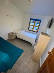ein kleines Schlafzimmer mit einem Bett und einem Fenster in der Unterkunft Hotel Don Blas Jardín in Jardin
