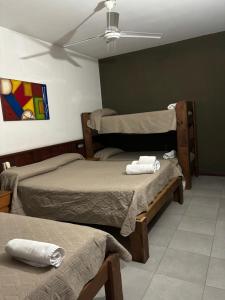 Habitación con 2 camas y techo. en Claro De Luna Hotel centro en Río Tercero