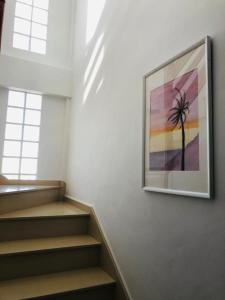 un dipinto di una palma su un muro di Casa Gara a Yaiza