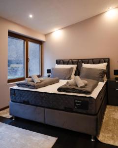 ein Schlafzimmer mit einem großen Bett in einem Zimmer in der Unterkunft Motel Lašva in Zenica