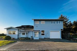 uma casa azul com uma garagem branca em Pacific Princess em Crescent City