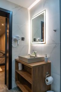 W łazience znajduje się umywalka i lustro. w obiekcie Motel Lašva w mieście Zenica