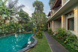 - une piscine dans la cour d'une maison dans l'établissement Narada Suite & Villa, à Ubud