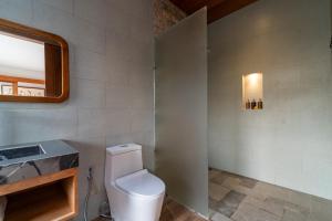 Koupelna v ubytování Narada Suite & Villa
