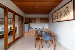 Kuchyň nebo kuchyňský kout v ubytování Narada Suite & Villa
