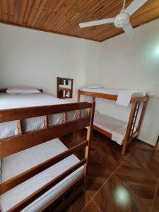 En eller flere senge i et værelse på Cabaña Amadeus cerca al mar