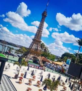 - Vistas a la torre Eiffel en un día soleado en Casa na Orla de Lagoa Santa, en Lagoa Santa