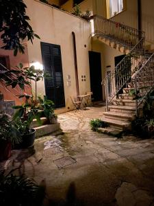 um edifício com escadas, uma porta e uma mesa em B&B Case a San Matteo em Marsala
