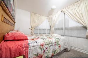 1 dormitorio con cama y ventana en Bello Departamento Viña, en Viña del Mar