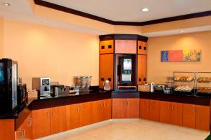 uma grande cozinha com armários de madeira e um balcão em Fairfield Inn & Suites Joliet North/Plainfield em Joliet