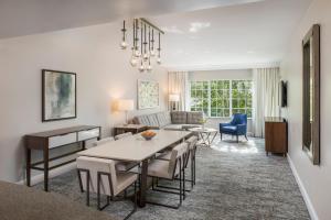 een woonkamer met een tafel en een bank bij Marriott's Lakeshore Reserve in Orlando