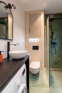 ein Bad mit einem Waschbecken und einem WC in der Unterkunft Apartament Fika - klimatyczny w centrum miasta by SpaceApart in Jelenia Góra