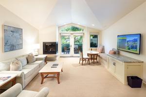 TV a/nebo společenská místnost v ubytování The Quail Lodge