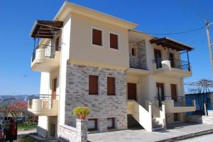 Casa blanca grande con escaleras y balcones en Nikos Apartments, en Ioannina