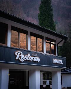 Restauracja z napisem "Caffee ricordonian" w obiekcie Motel Lašva w mieście Zenica