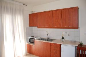Nikos Apartments tesisinde mutfak veya mini mutfak