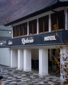 um edifício com um sinal para um motel em Motel Lašva em Zenica