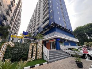 Edificio aominio con fachada azul y escaleras delante en Fastrooms Bekasi, en Bekasi