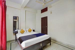 Tempat tidur dalam kamar di SPOT ON Vishu Moni Residency
