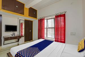Tempat tidur dalam kamar di SPOT ON Vishu Moni Residency
