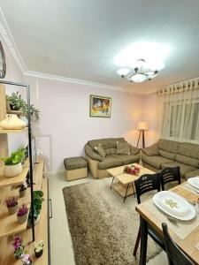 ein Wohnzimmer mit einem Sofa und einem Tisch in der Unterkunft Shkodra Apartment in Shkodra