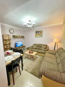 uma sala de estar com um sofá e uma mesa em Shkodra Apartment em Shkodër