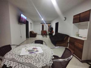 Een TV en/of entertainmentcenter bij Hostal, casa Jaramillo
