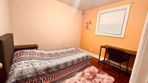 1 dormitorio con cama, escritorio y ventana en Affordable Downtown Private Rooms, en Windsor