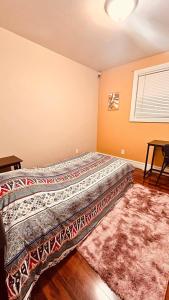 1 dormitorio con 1 cama grande con alfombra en Affordable Downtown Private Rooms, en Windsor