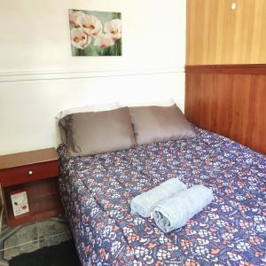 Una cama con dos toallas encima. en Cabaña Playera cómoda y central, en Viña del Mar