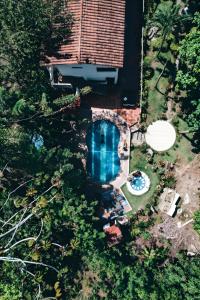 an overhead view of a swimming pool in a yard at Santuario Tayrona Hostel in Calabazo