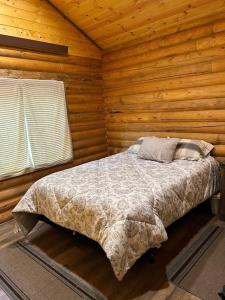 Afbeelding uit fotogalerij van McDonald Cabin #1 next to YNP in Sphinx