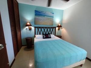 um quarto com uma cama num quarto com paredes azuis em 2Bed 2Bath Jaco Costa Linda em Jacó