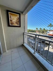 a balcony with a view of the beach and the ocean at Apartamento Clube 3/4 com Ar-condicionado in Aracaju