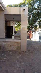 a pillar in the middle of a house at Monarchy Guest House in Johannesburg +16 photos