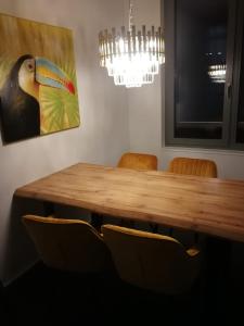 tavolo da pranzo con sedie e lampadario pendente di Stilvolles Loft in Kreuzlingen a Kreuzlingen