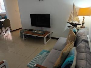 sala de estar con sofá y TV en 2Bed 2Bath Jaco Costa Linda, en Jacó