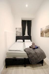 ein Schlafzimmer mit einem Bett mit einer Decke darauf in der Unterkunft Comfortable Rooms in AKH Area in Wien