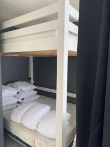 ラ・プラーニュにあるAppartement au pied des pistesの二段ベッド2組が備わる客室です。