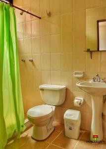 Downtown Hotel في لاباز: حمام مع مرحاض ومغسلة