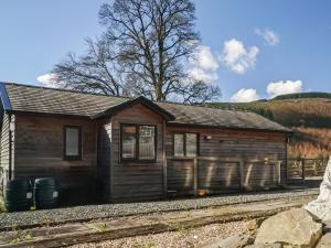 a small wooden house on the train tracks at The Old Stables in Presteigne