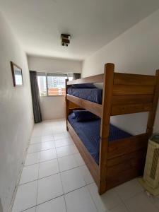 two bunk beds in a room with a window at Apto 3 dormitorios, Punta del Este parada 2 in Punta del Este