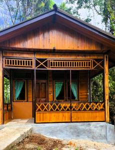 una gran casa de madera con muchas ventanas en Bunaken Sea Garden Resort, en Bunaken