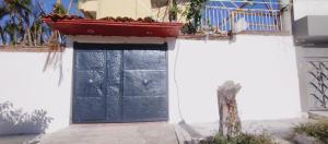 una porta nera con un tetto rosso su un edificio di Casa costa azul ad Acapulco